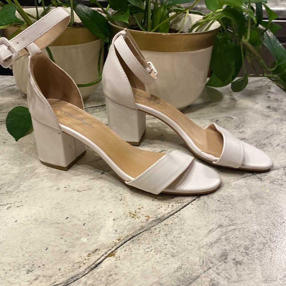 CityClassified Elegant White Block Heel Sandals size 9 - Picture 3 of 8